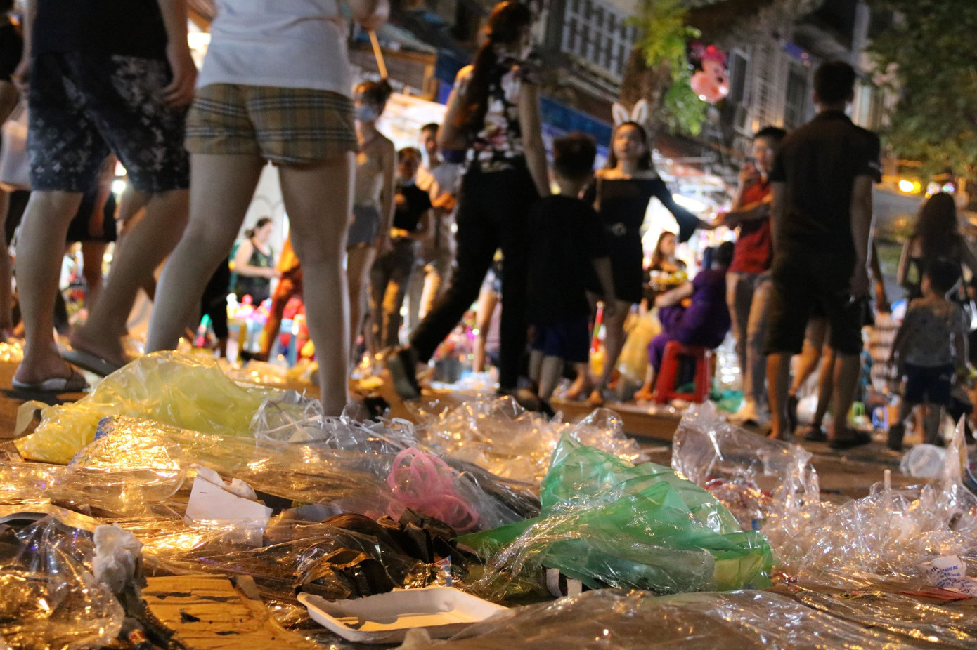 Phố Hàng Mã ngập trong 'biển rác' sau đêm Trung thu ảnh 10