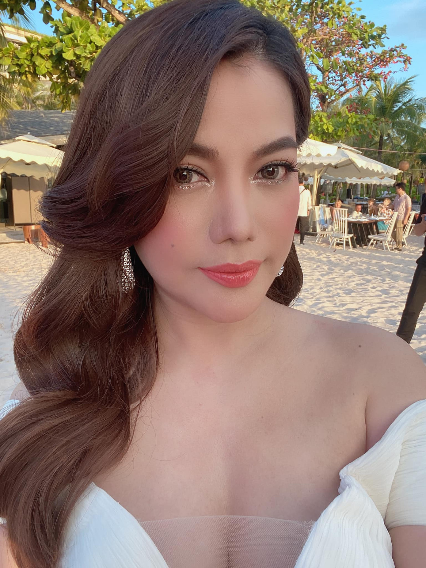 Trương Ngọc Ánh hờ hững quyến rũ bên bể bơi ảnh 5