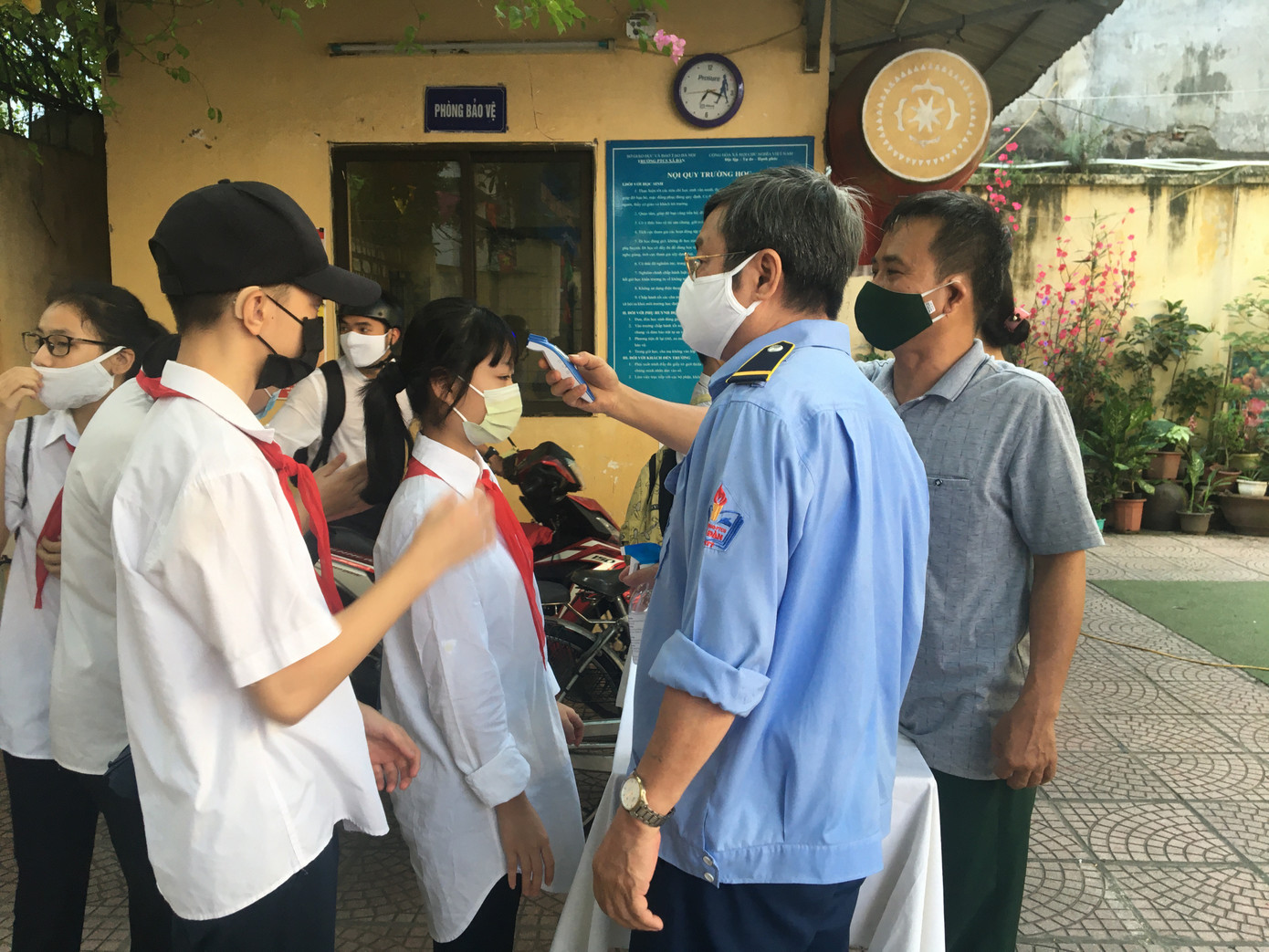 Lễ khai giảng ở ngôi trường học sinh hát Quốc ca bằng tay ảnh 3