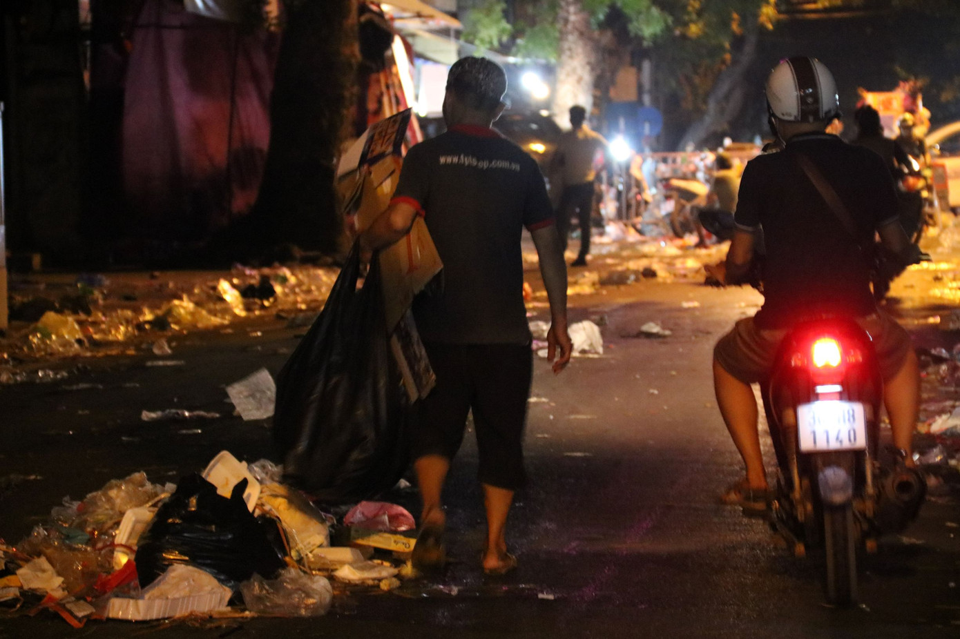 Phố Hàng Mã ngập trong 'biển rác' sau đêm Trung thu ảnh 9