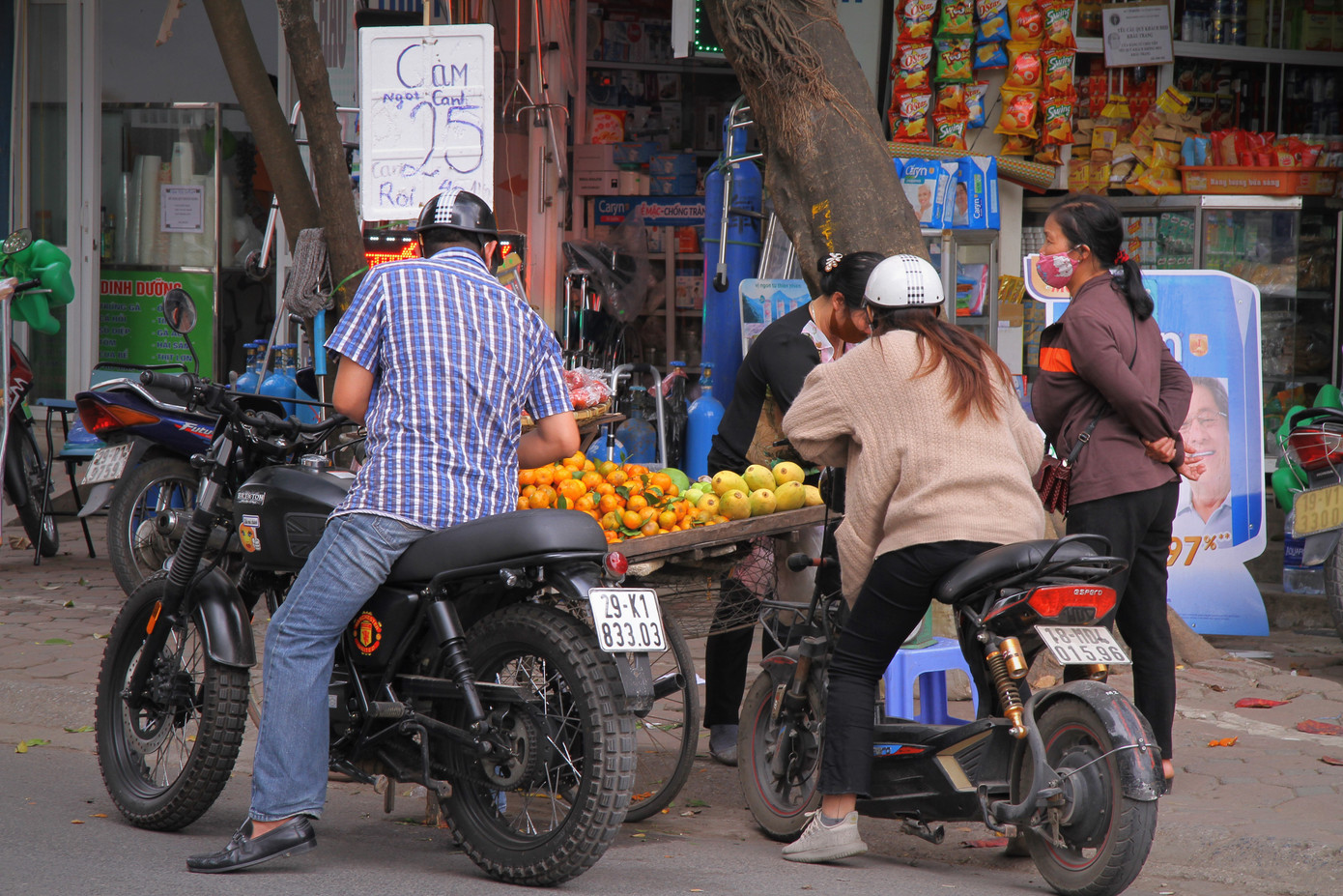 Hoa quả giá rẻ không rõ nguồn gốc bán trên phố Hà Nội vẫn hút khách ảnh 9