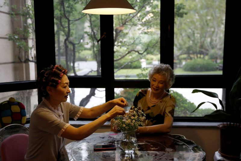 4 'bà bà' biến đường phố thành sàn diễn thời trang gây 'sốt' cộng đồng mạng ảnh 10