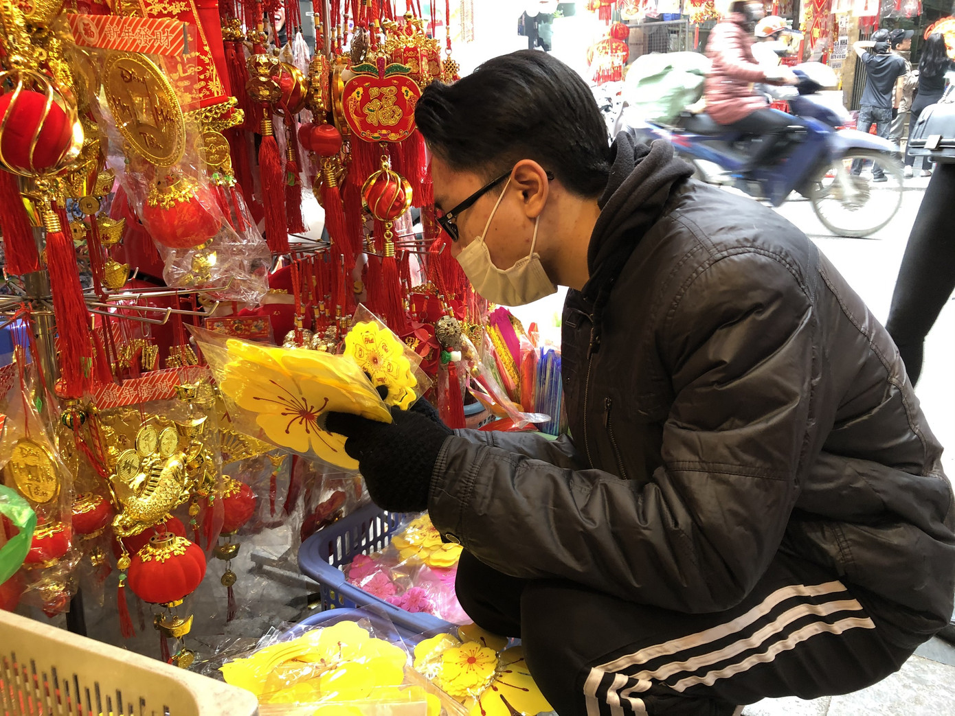 Đến hẹn lại lên, người dân chen chân ở phố Hàng Mã sắm Tết ảnh 10