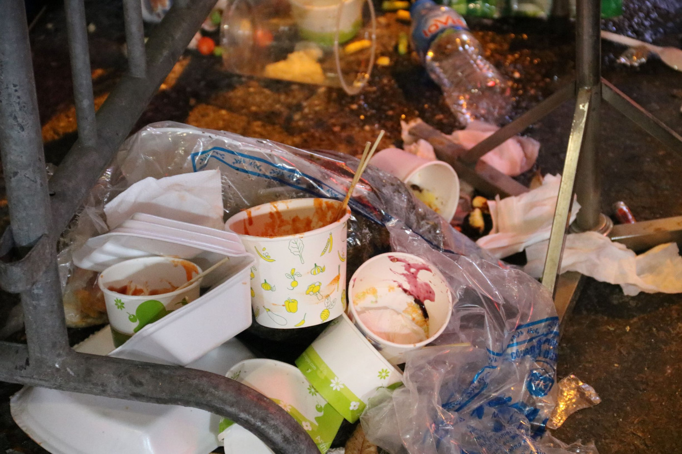 Phố Hàng Mã ngập trong 'biển rác' sau đêm Trung thu ảnh 8