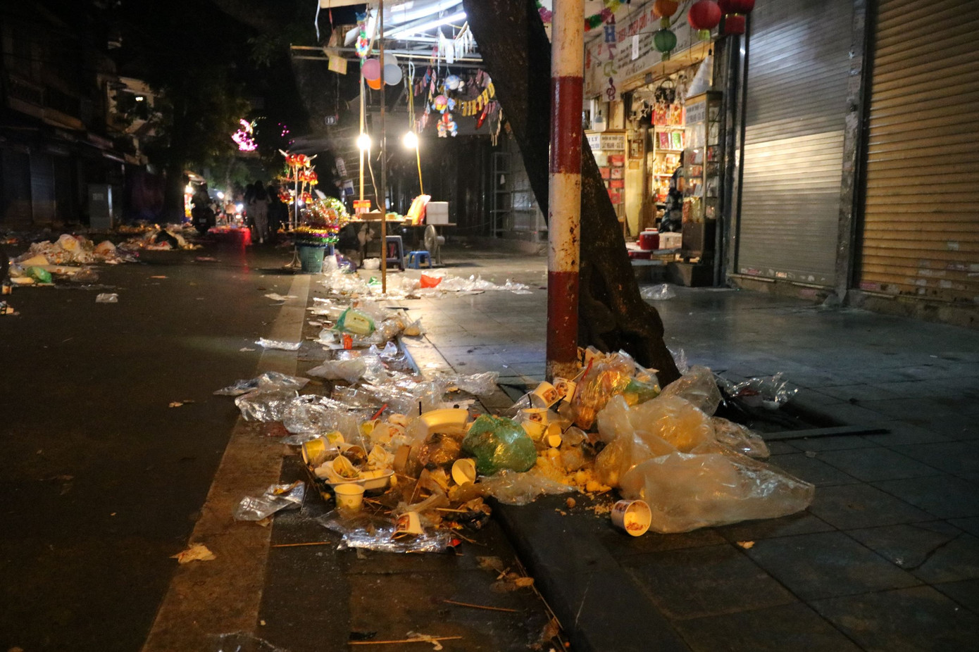 Phố Hàng Mã ngập trong 'biển rác' sau đêm Trung thu ảnh 7