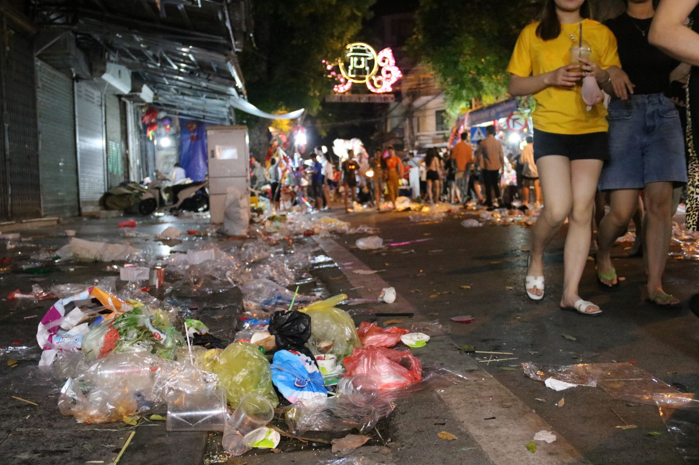 Phố Hàng Mã ngập trong 'biển rác' sau đêm Trung thu ảnh 12