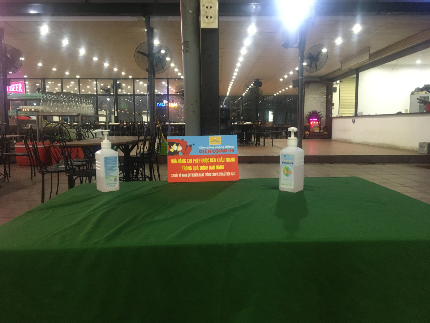 Phố cà phê, quán ăn Hà Nội thực hiện giãn cách phòng dịch COVID-19 thế nào? ảnh 4