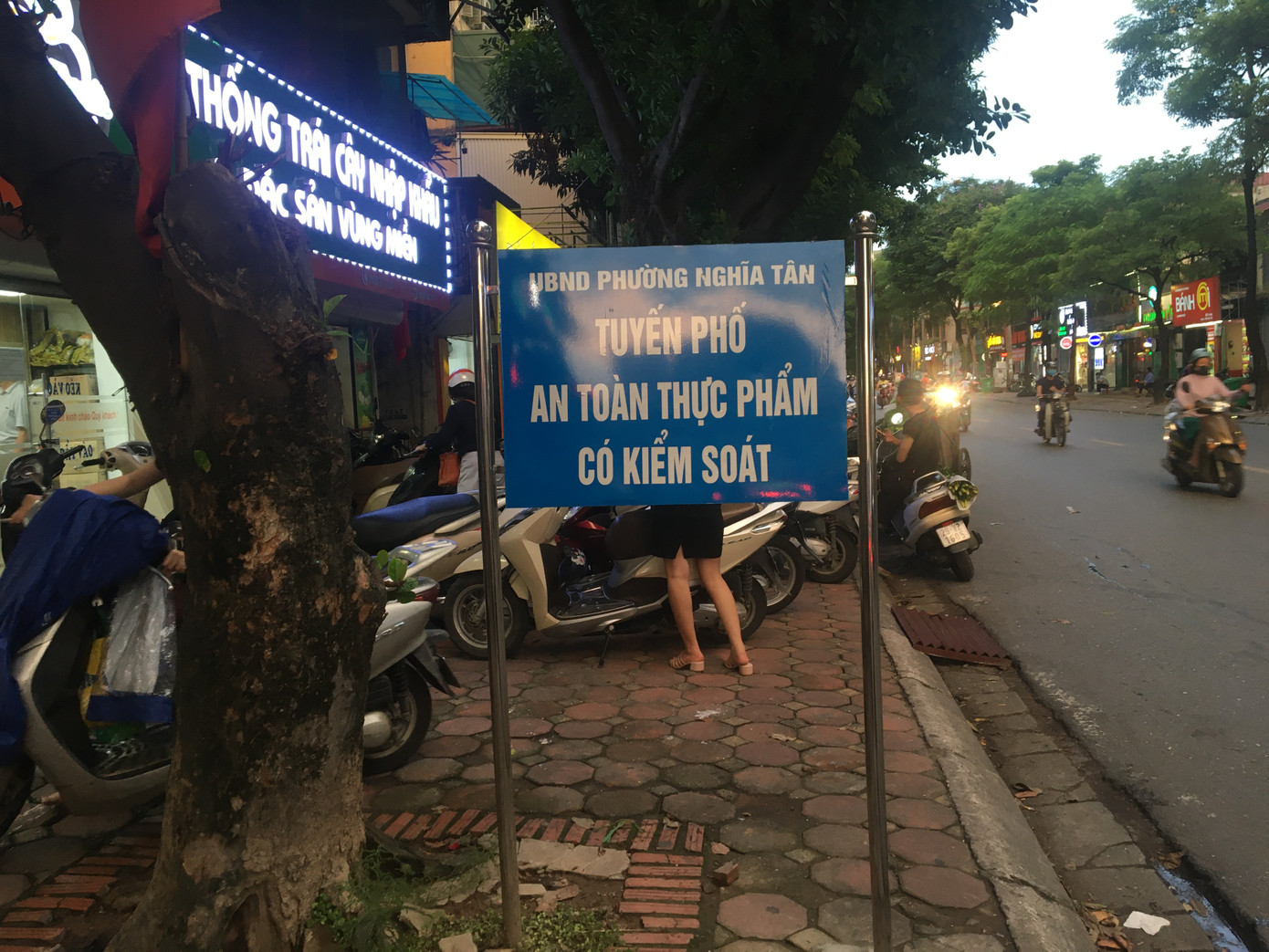 Phố cà phê, quán ăn Hà Nội thực hiện giãn cách phòng dịch COVID-19 thế nào? ảnh 2