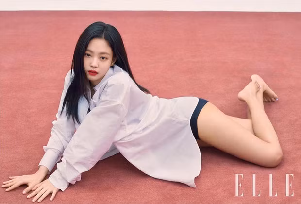 Jennie (BlackPink) tạo dáng 'khiêu khích', khoe chân dài miên man nhưng sự thật bất ngờ ảnh 2