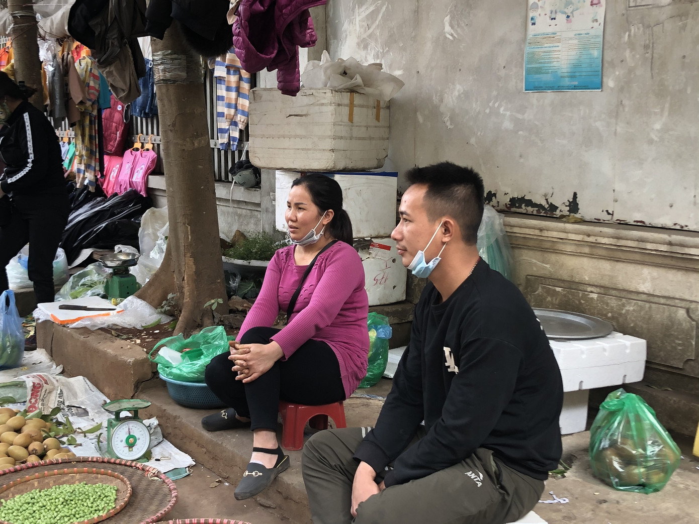 Dịch tái bùng phát phức tạp, người dân đến chợ đầu mối Hà Nội vẫn 'quên' khẩu trang ảnh 11