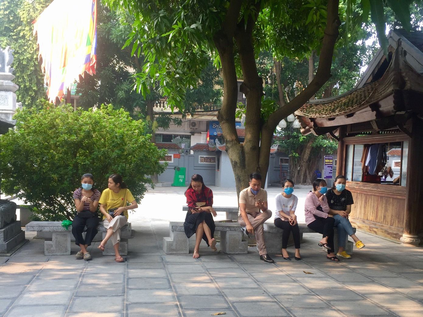 Rằm tháng 7 giữa dịch COVID: Chùa, phủ Hà Nội vắng người cúng lễ ảnh 14