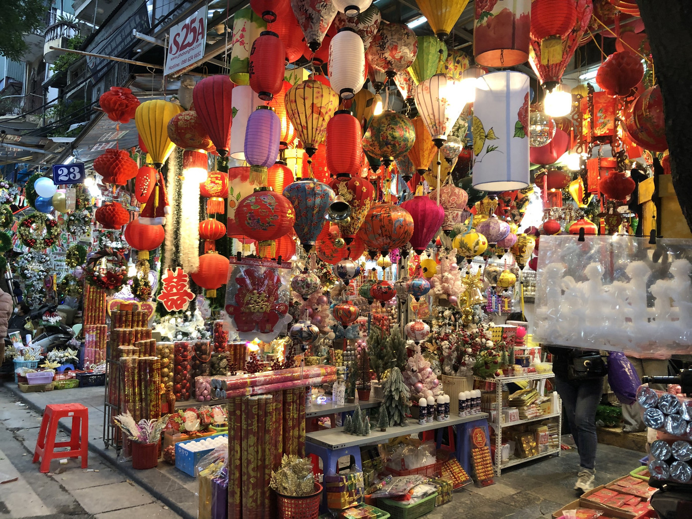 Tết Dương lịch đến gần, phố phường Hà Nội ngập tràn sắc đỏ ảnh 9