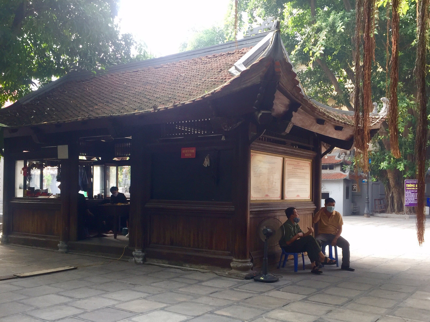 Rằm tháng 7 giữa dịch COVID: Chùa, phủ Hà Nội vắng người cúng lễ ảnh 4