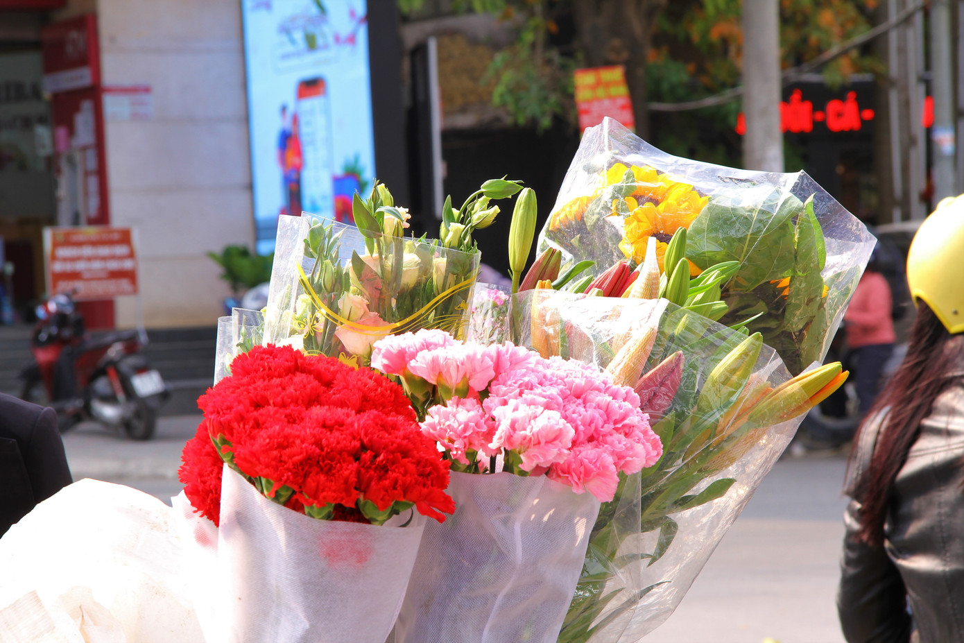 Hoa tươi sau Tết ở Hà Nội rớt giá thê thảm chưa từng thấy ảnh 7