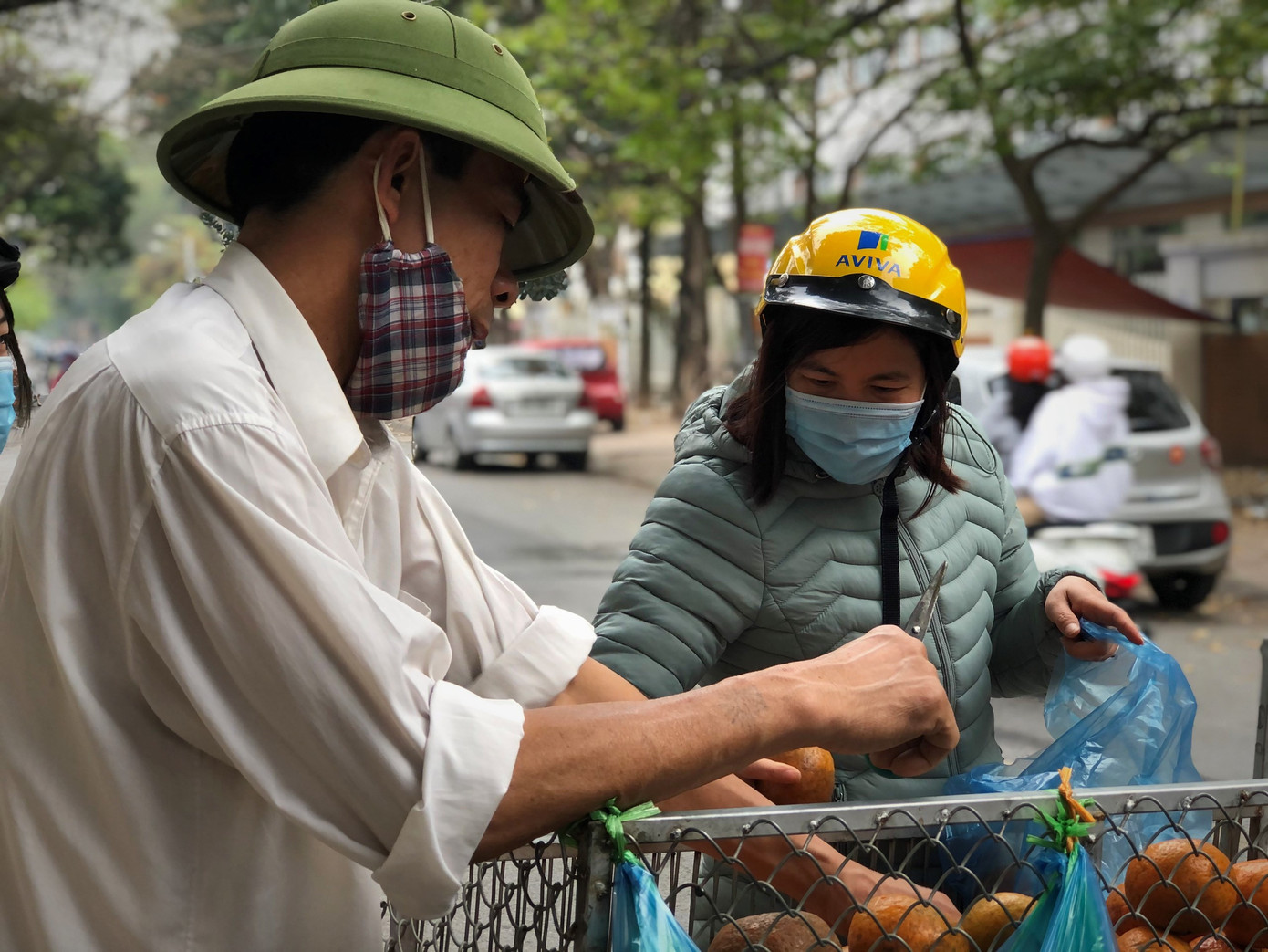 Hoa quả giá rẻ không rõ nguồn gốc bán trên phố Hà Nội vẫn hút khách ảnh 11