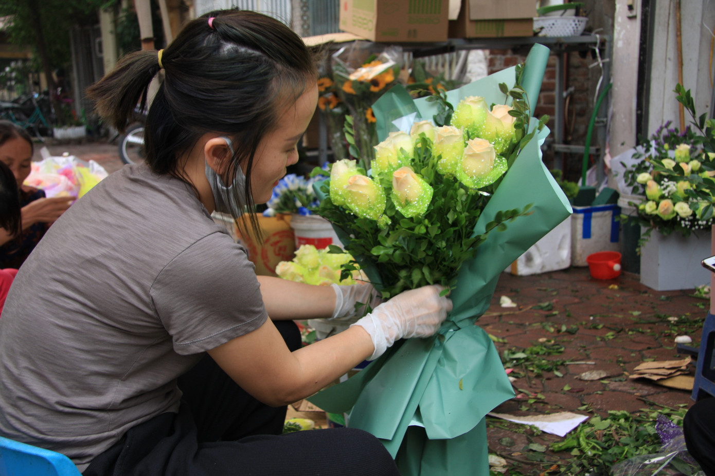 Giá hoa tăng vọt trước ngày 8/3, chủ hàng thuê thêm người chốt đơn online ảnh 11