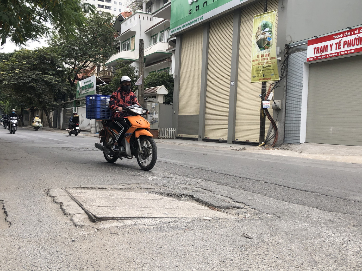 Những tuyến đường chằng chịt ‘ổ gà, ổ voi’ ở Hà Nội ảnh 8