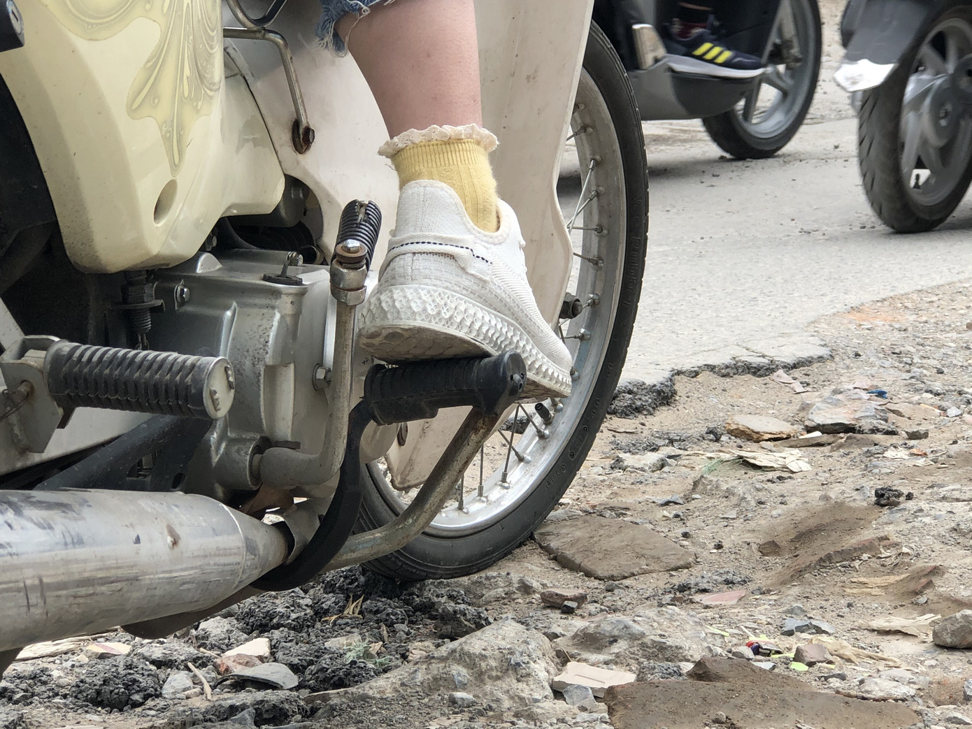 Những tuyến đường chằng chịt ‘ổ gà, ổ voi’ ở Hà Nội ảnh 13