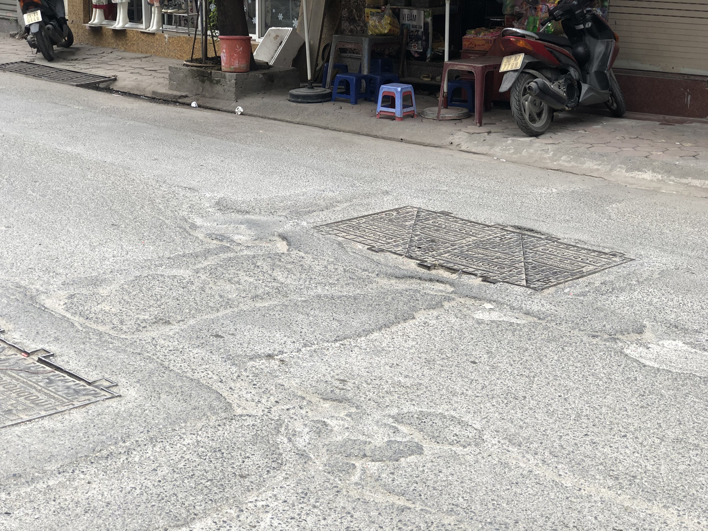 Những tuyến đường chằng chịt ‘ổ gà, ổ voi’ ở Hà Nội ảnh 9