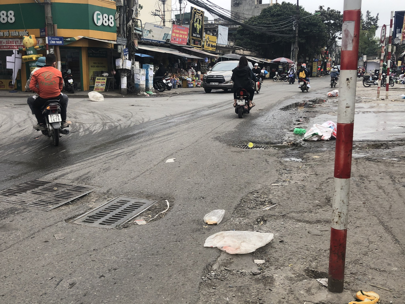 Những tuyến đường chằng chịt ‘ổ gà, ổ voi’ ở Hà Nội ảnh 6