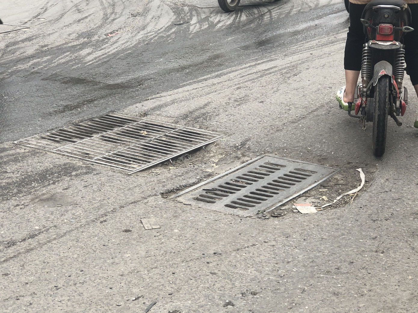 Những tuyến đường chằng chịt ‘ổ gà, ổ voi’ ở Hà Nội ảnh 7