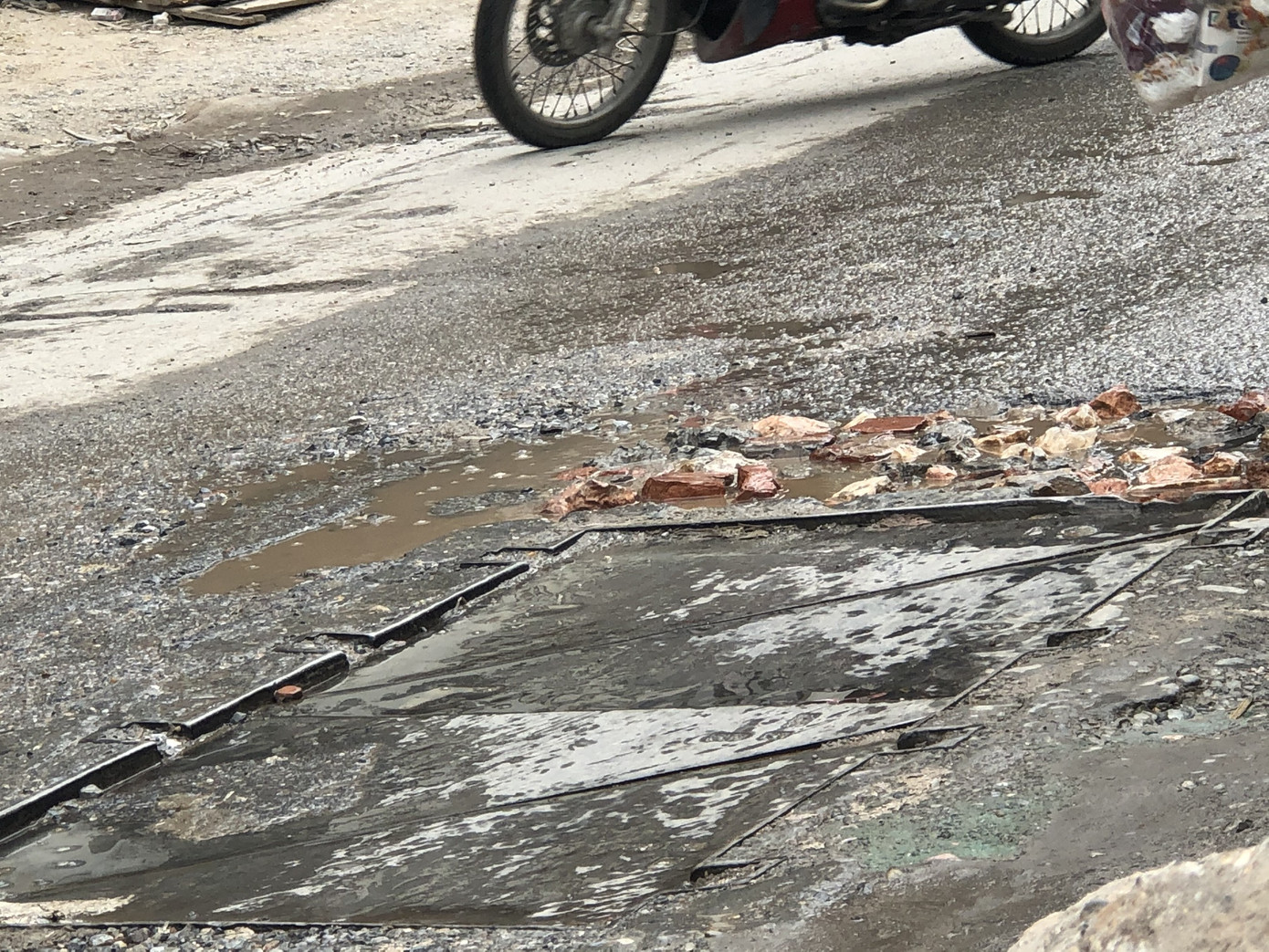 Những tuyến đường chằng chịt ‘ổ gà, ổ voi’ ở Hà Nội ảnh 5