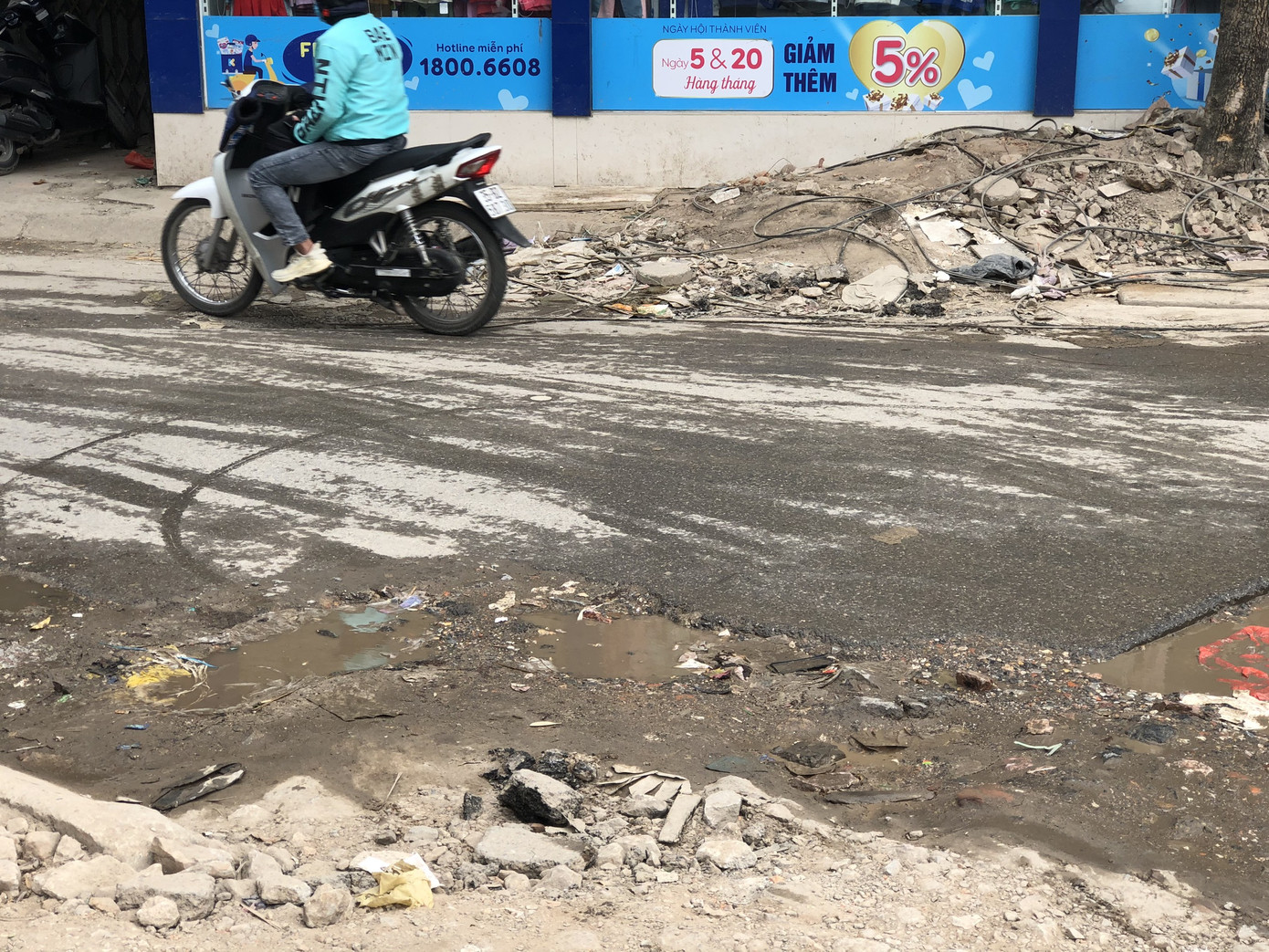 Những tuyến đường chằng chịt ‘ổ gà, ổ voi’ ở Hà Nội ảnh 4