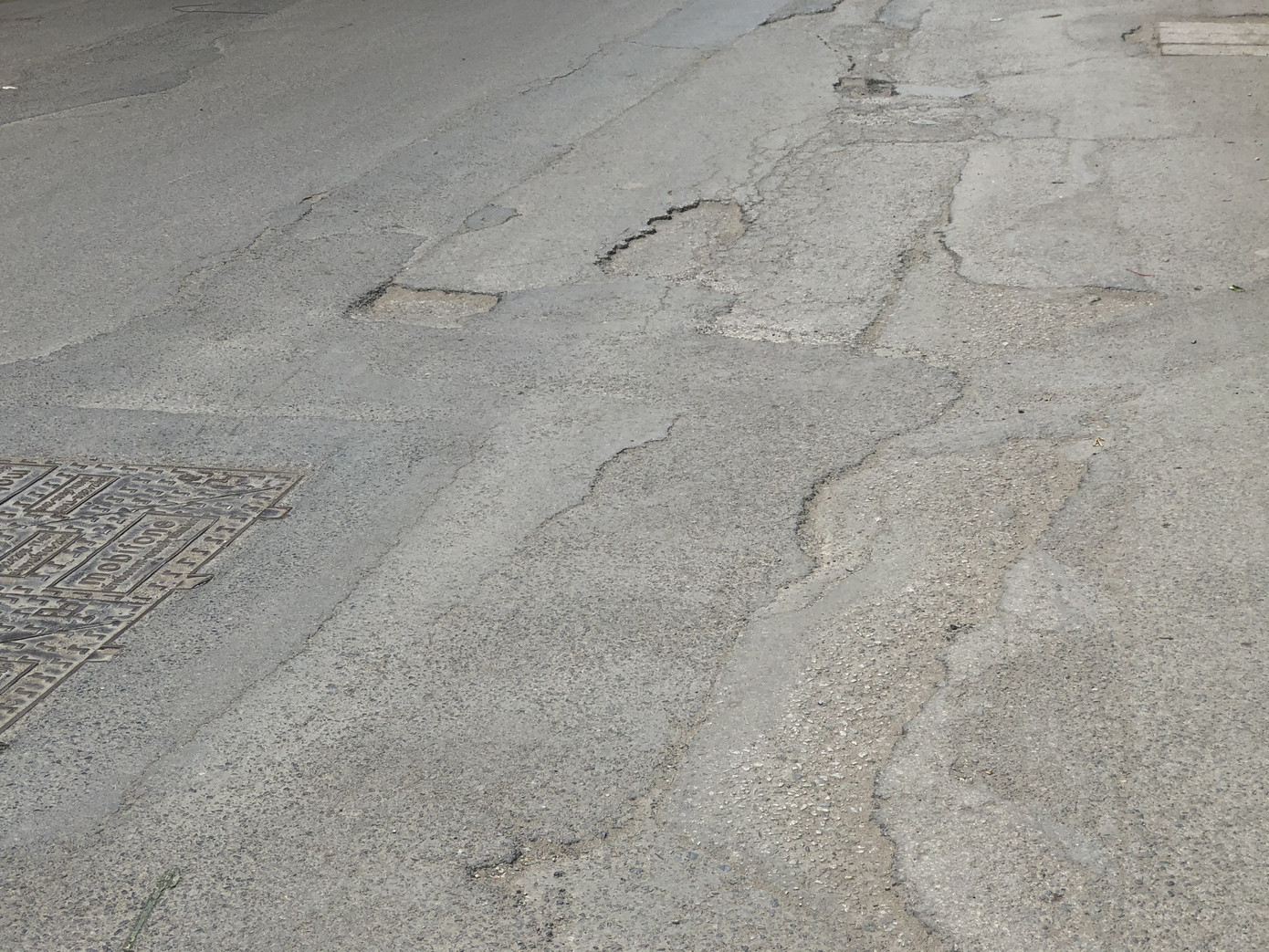 Những tuyến đường chằng chịt ‘ổ gà, ổ voi’ ở Hà Nội ảnh 12