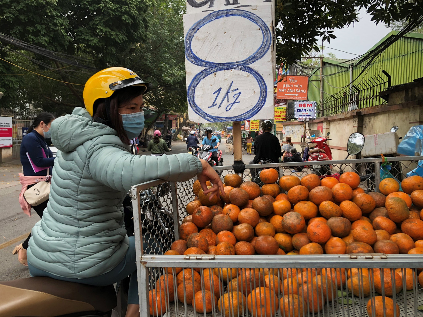 Hoa quả giá rẻ không rõ nguồn gốc bán trên phố Hà Nội vẫn hút khách ảnh 10