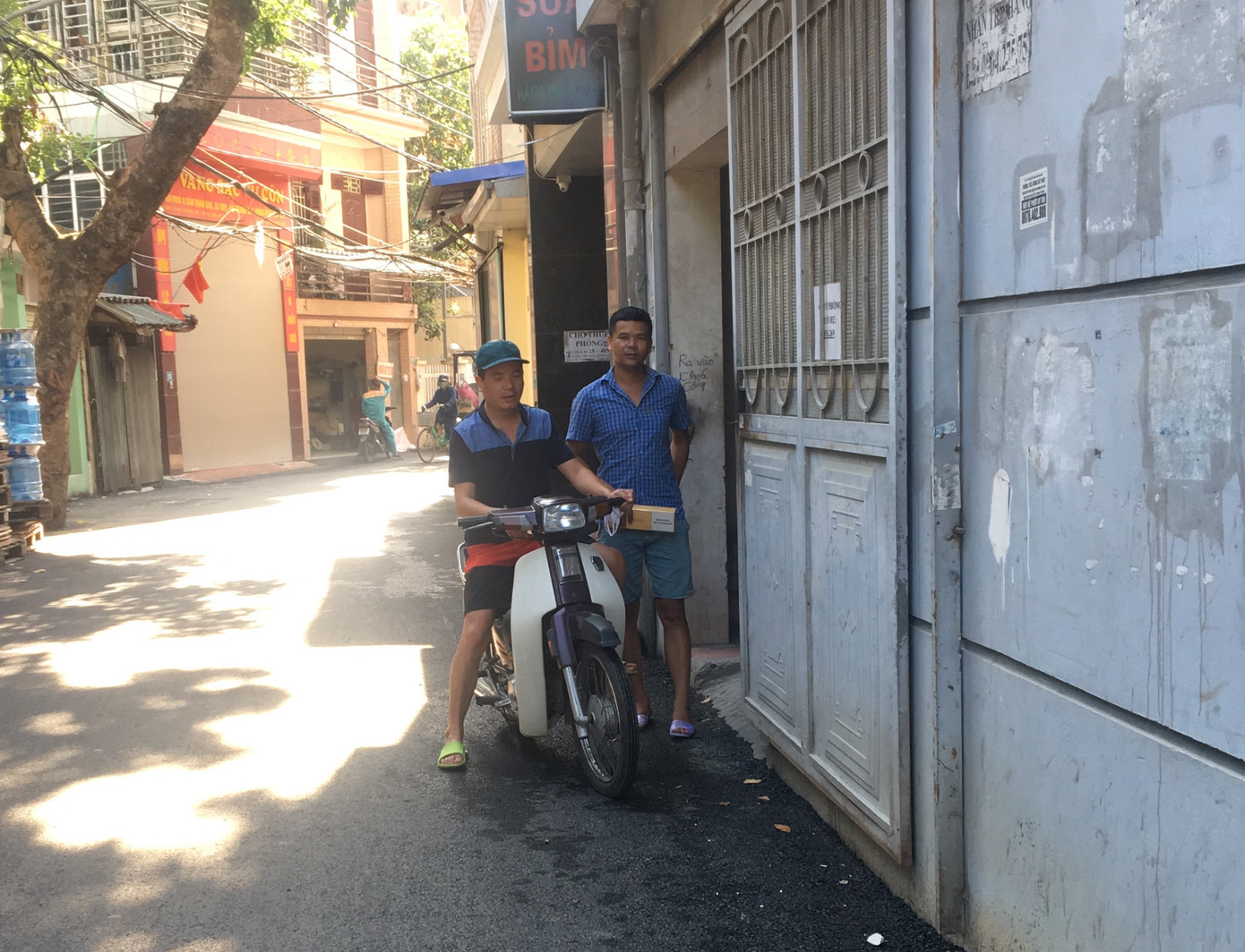 Cuộc sống người dân khu Mễ Trì sau 'lệnh' phong tỏa vì bệnh nhân COVID-19 ảnh 10