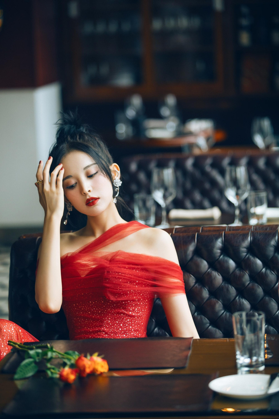 'Mỹ nhân Tân Cương' Na Trát diện váy cúp ngực gợi cảm 'đọ dáng' cùng Địch Lệ Nhiệt Ba ảnh 1