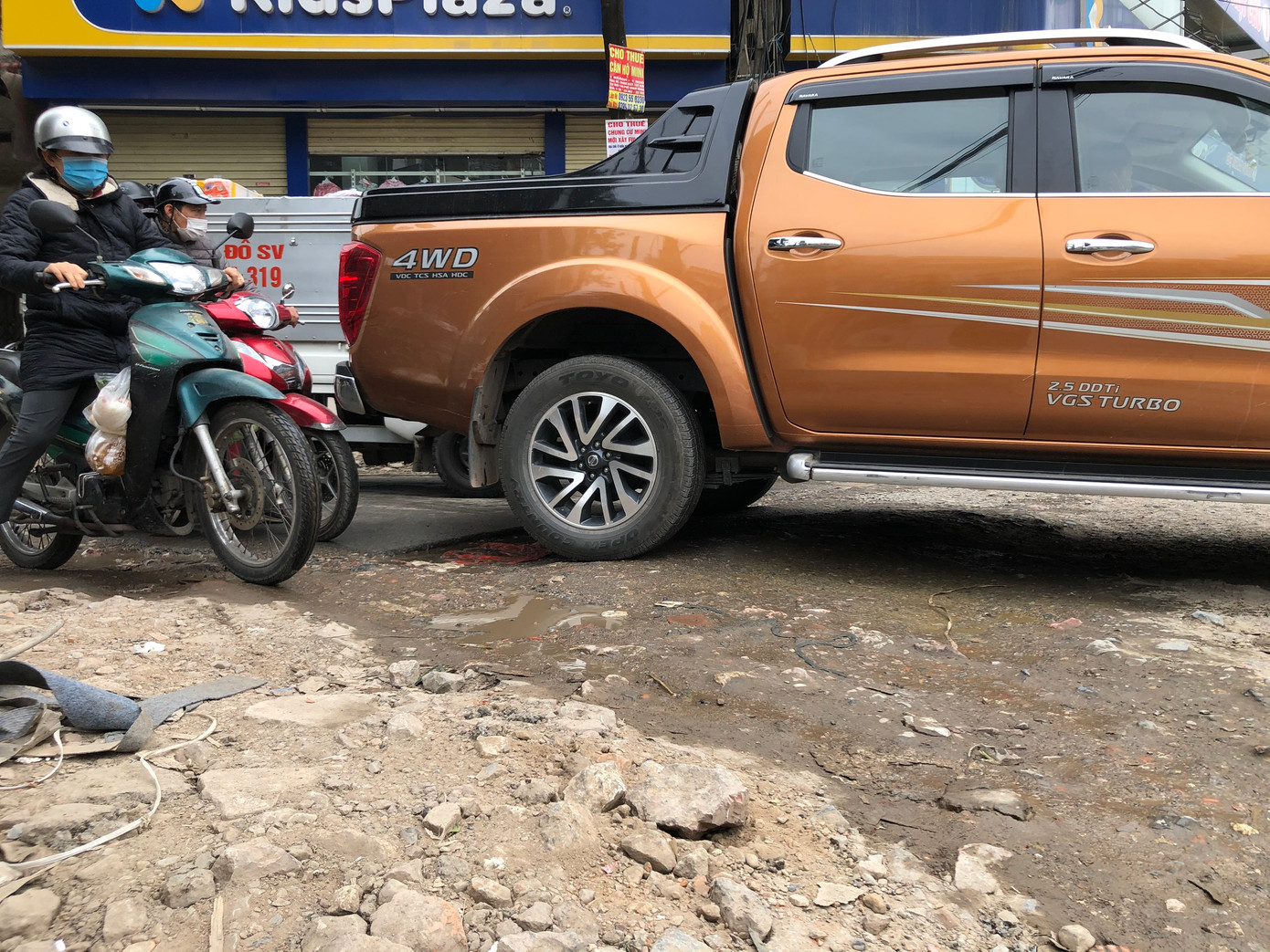 Những tuyến đường chằng chịt ‘ổ gà, ổ voi’ ở Hà Nội ảnh 1