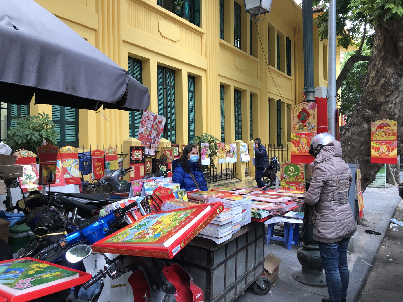 Tết Dương lịch đến gần, phố phường Hà Nội ngập tràn sắc đỏ ảnh 5