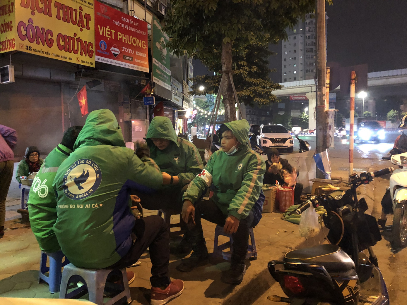 Chuyện về đội cứu hộ miễn phí xuyên đêm ở Hà Nội ảnh 4