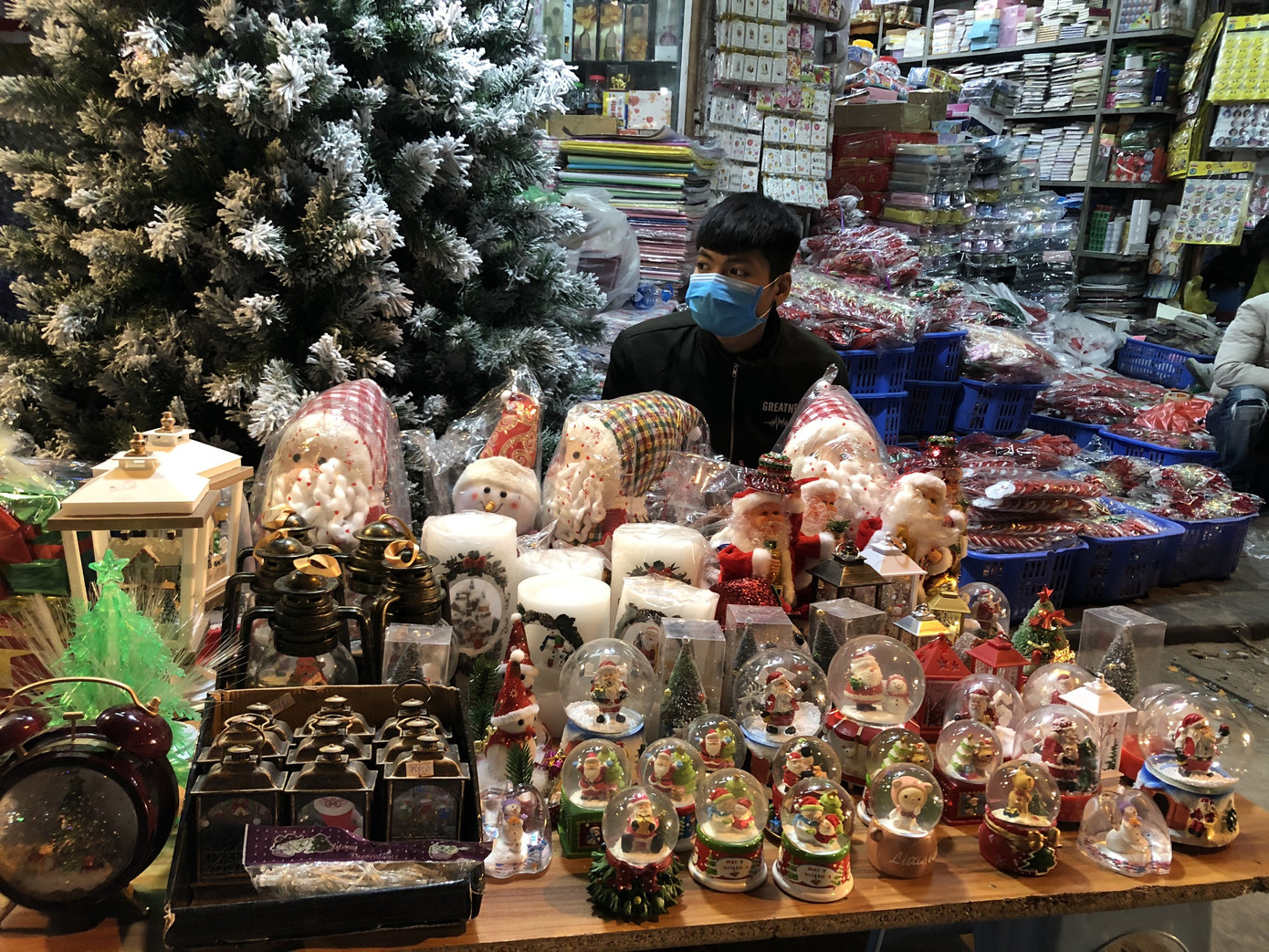 Nhộn nhịp thị trường đồ trang trí, quà tặng Noel ảnh 2