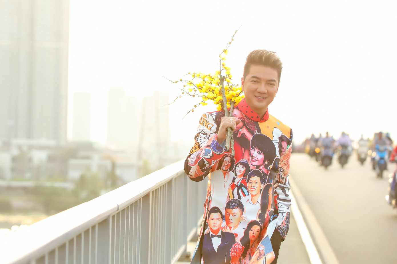 Đàm Vĩnh Hưng diện áo dài có hình Hoài Linh, Lệ Quyên hát đón Tết ảnh 3