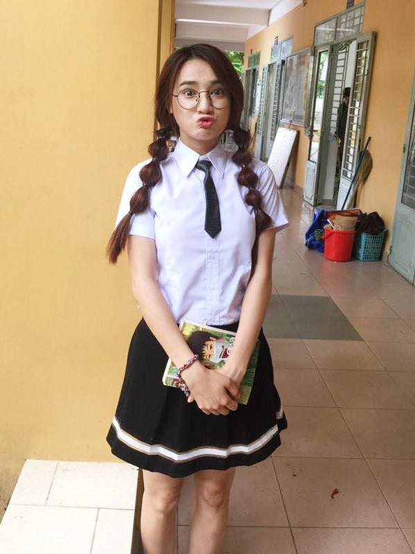 Sao Việt đua nhau khoe ảnh đi học, nhan sắc Diễm My, Nhã Phương gấy sốt từ bé ảnh 1