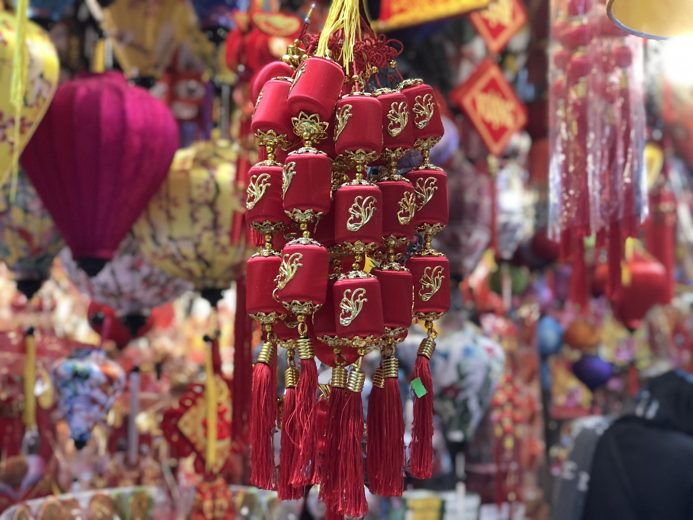 Đến hẹn lại lên, người dân chen chân ở phố Hàng Mã sắm Tết ảnh 5