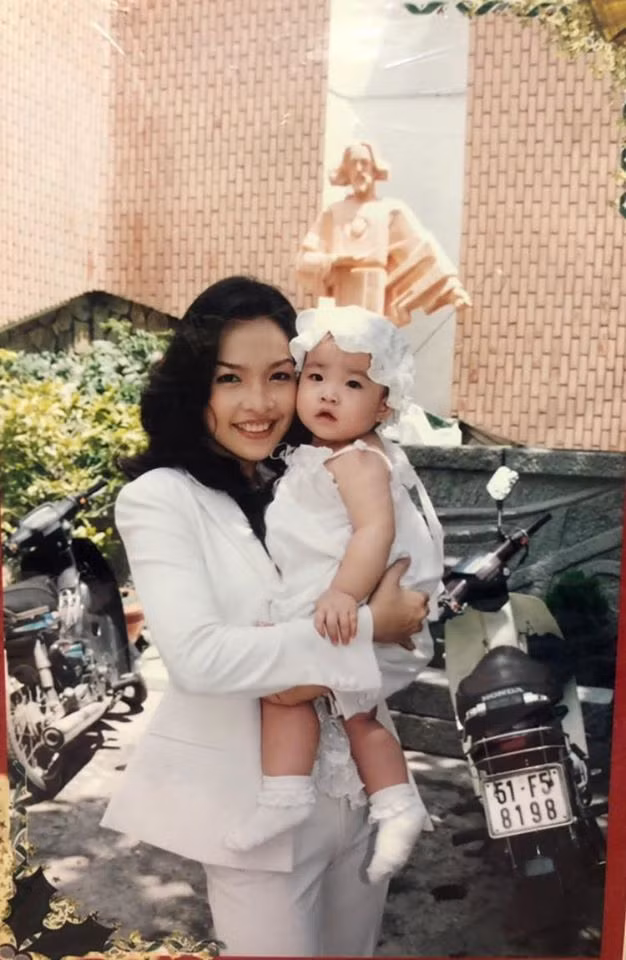 Hiền Thục lần đầu chia sẻ ảnh tuổi đôi mươi bên con gái nhỏ 1 tháng tuổi ảnh 4