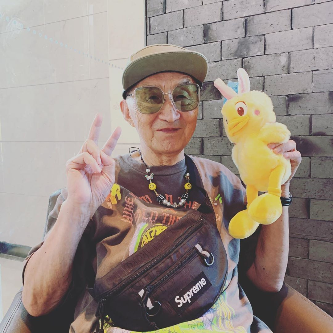 Cụ ông U90 thành hiện tượng mạng với gu ăn mặc khiến thanh niên cũng phải chào thua ảnh 2