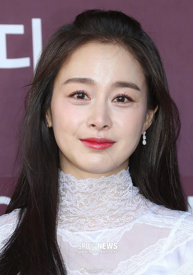 Kim Tae Hee tái xuất với hình ảnh mới sau khi bị bóc trần nhan sắc già nua ở tuổi 40 ảnh 2
