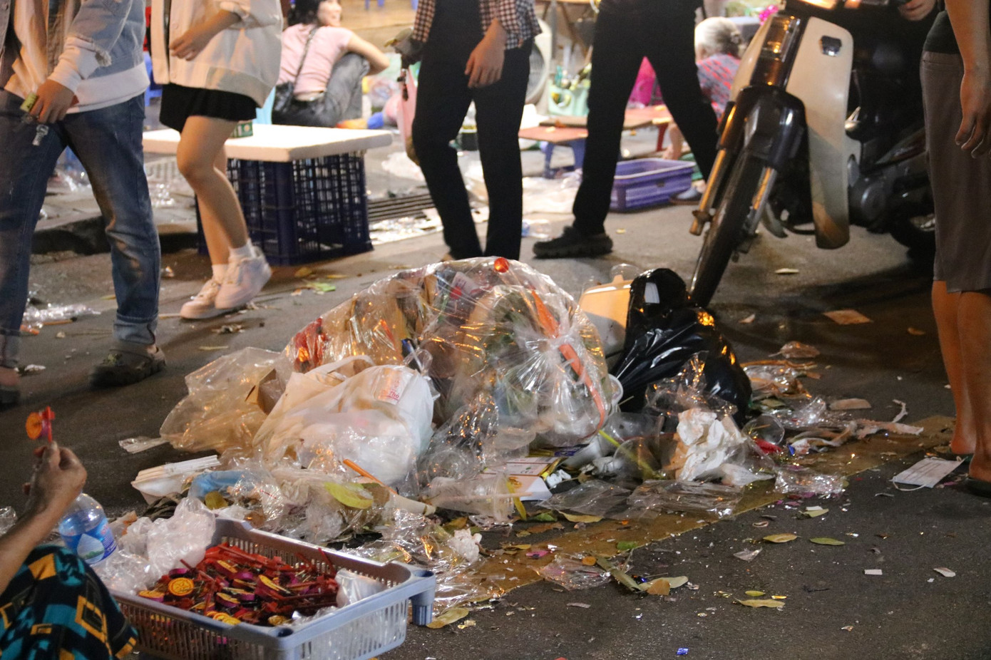 Phố Hàng Mã ngập trong 'biển rác' sau đêm Trung thu ảnh 15