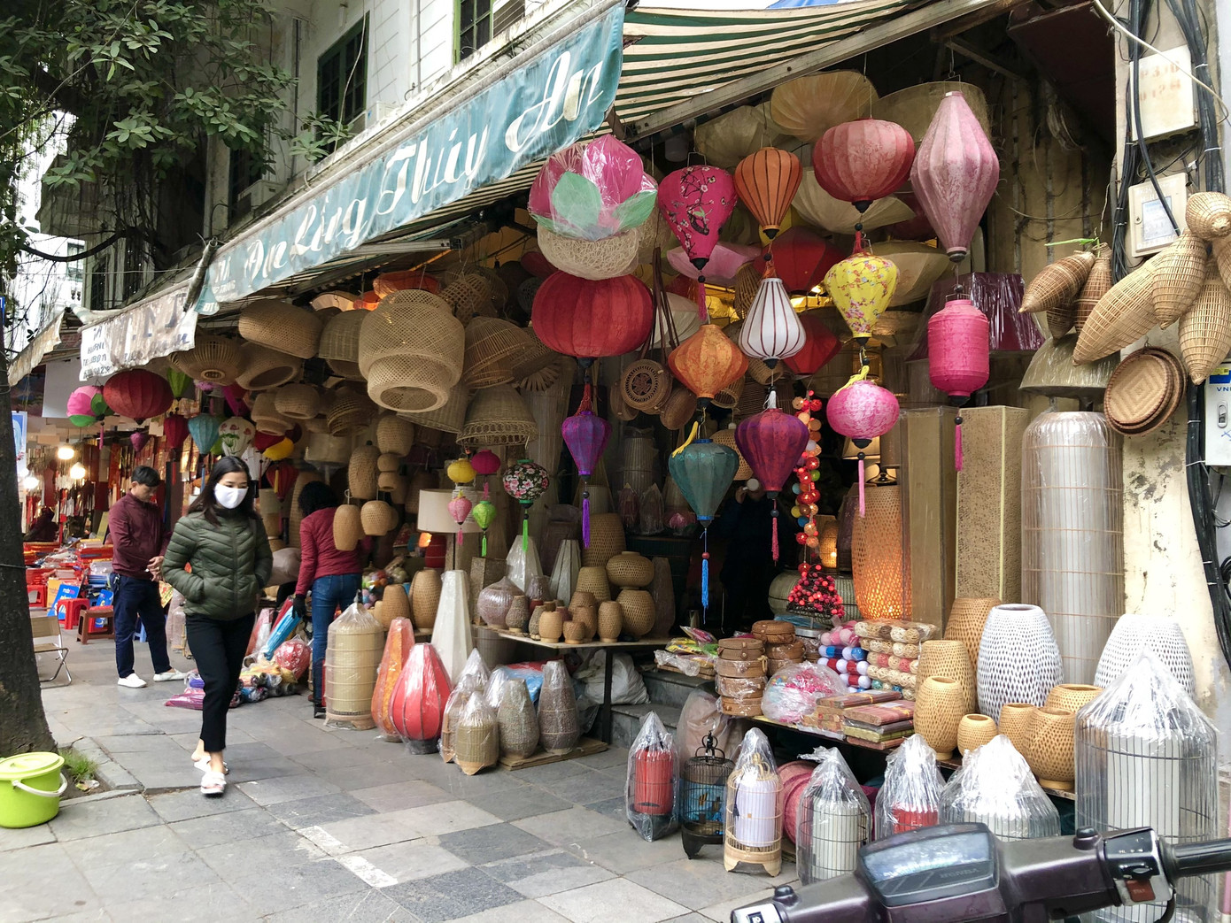 Tết Dương lịch đến gần, phố phường Hà Nội ngập tràn sắc đỏ ảnh 8