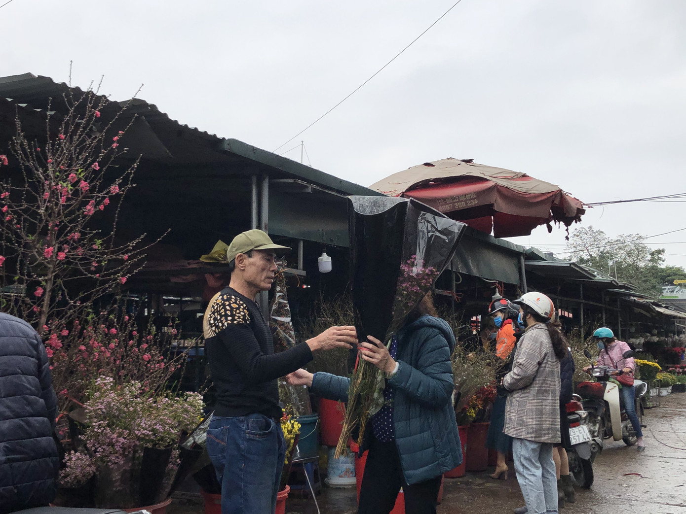 Dịch tái bùng phát phức tạp, người dân đến chợ đầu mối Hà Nội vẫn 'quên' khẩu trang ảnh 5