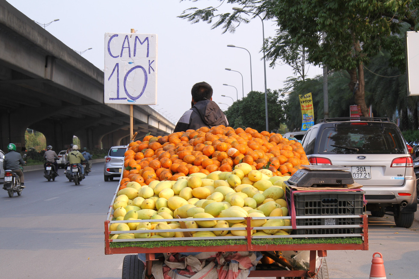 Hoa quả giá rẻ không rõ nguồn gốc bán trên phố Hà Nội vẫn hút khách ảnh 1