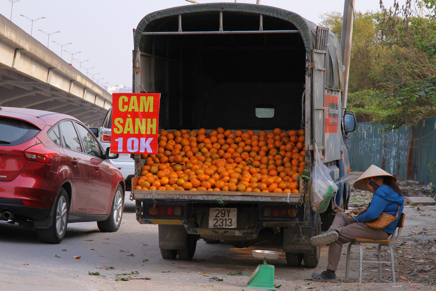 Hoa quả giá rẻ không rõ nguồn gốc bán trên phố Hà Nội vẫn hút khách ảnh 14