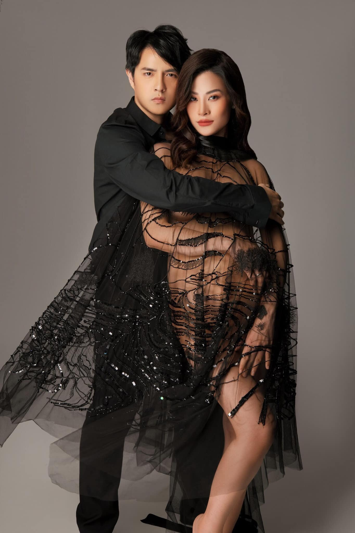 Đông Nhi diện váy xuyên thấu, khoe ảnh bụng bầu đón sinh nhật tuổi 32 ảnh 1