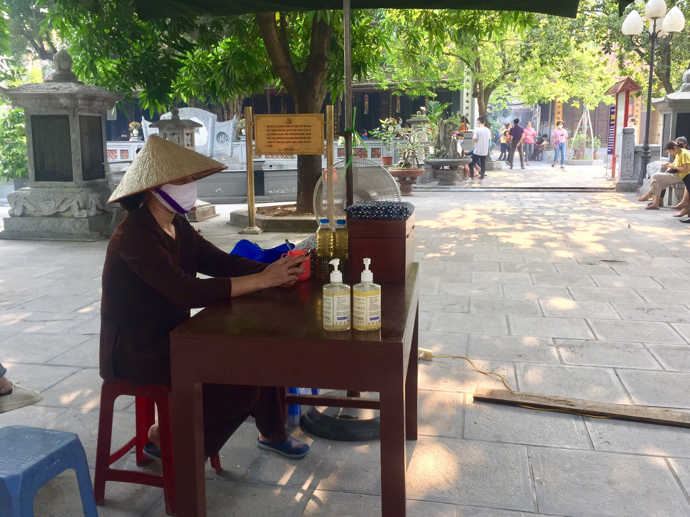 Rằm tháng 7 giữa dịch COVID: Chùa, phủ Hà Nội vắng người cúng lễ ảnh 6