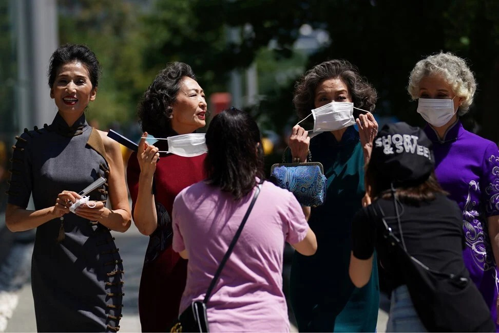 4 'bà bà' biến đường phố thành sàn diễn thời trang gây 'sốt' cộng đồng mạng ảnh 3