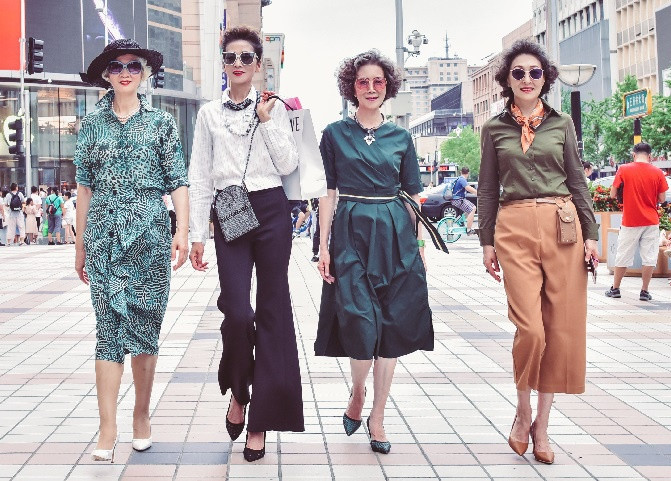 4 'bà bà' biến đường phố thành sàn diễn thời trang gây 'sốt' cộng đồng mạng ảnh 2